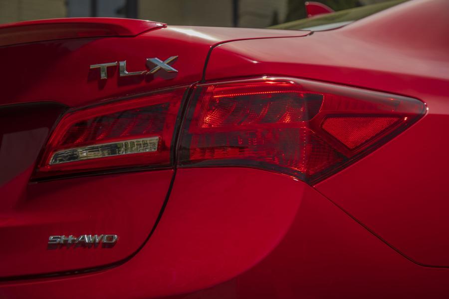 Детали экстерьера Acura TLX SH-AWD 2017 года  (фото 30 из 36)